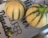 Une image de l'étape 1 de Melon farci aux tomates bicolores, feta, radis et menthe fraîche.