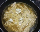 A picture of step 3 of Cheesy maggi.