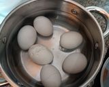 Foto del paso 1 de la receta: Huevos rellenos con atún gambas y surimi