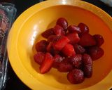 Foto langkah ke 1 dari resep Korean strawberry milk.