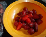 Foto langkah ke 1 dari resep Korean Strawberry Milk.