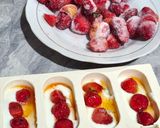 Foto langkah ke 1 dari resep Strawberry Yogurt Popsicles.