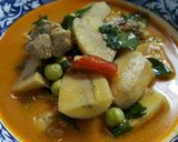 รูปขั้นตอนการทำที่ 4 ของ แกงเผ็ดกระดูกอ่อนกล้วยดิบใบยี่หร่า byผีแม่บ้านNeng😋