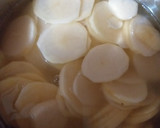 Foto del paso 1 de la receta: Papas al horno con nata, cebolla