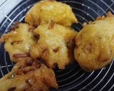 A picture of step 4 of Crispy Urad dal Vada.
