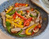 Foto del paso 3 de la receta: Salteado de ternera con pimientos tricolor y champiñones
