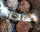 A picture of step 1 of Ferrero Rocher milkshake.