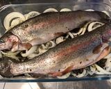 Une image de l'étape 5 de Truites saumonées aux oignons doux d Italie et aromates de la mer.