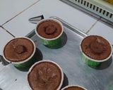 Foto langkah ke 5 dari resep Chocolate Cupcake with Strawberry Filling (decorating cake).