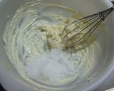 A picture of step 4 of Cheesecake Muffins.