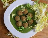 Foto del passaggio 4 della ricetta Polpette leggere di scarola e vitello su crema di scarola