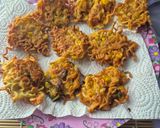 Foto langkah ke 5 dari resep Bakwan mie sayur sederhana bekal cemilan lauk anak.
