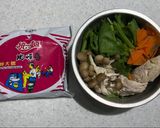 菠菜雞肉鮮菇炒泡麵的食譜步驟1照片