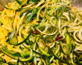 Foto del paso 5 de la receta: Spaghettis de calabacín “aglio olio e peperoncino”  con salmón a la plancha