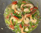 Foto langkah ke 3 dari resep Tumis Udang Daun Bawang.