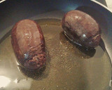 Foto del paso 3 de la receta: Huevos fritos con morcillas