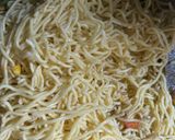 Foto langkah ke 5 dari resep Mie goreng/pelengkap.