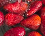 Foto del paso 1 de la receta: Frutillas maceradas con glicina sobre skyr de producción nacional 🇦🇷 🍓con toque de sal Maldon 🧂