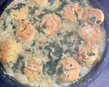 Une image de l'étape 6 de Boulettes de poulet aux jeunes épinards frais et orzo 🐓.