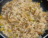 Foto del paso 2 de la receta: Arroz con setas y calabacín en salsa de soja