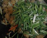 Foto langkah ke 3 dari resep Oncom Tumis Kucai dan Tauge.