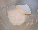 Foto del passaggio 3 della ricetta Bignè craquelin con panna e lamponi