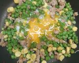 รูปขั้นตอนการทำที่ 2 ของ ถั่วฝักยาวข้าวโพดอ่อนผัดหมูสับใส่ไข่