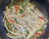 Gambar langkah 4 resipi Petola & Cendawan Shimeji Tumis Berkuah Telur.