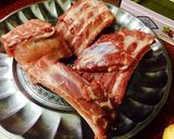 Hình bước làm 1 của món Sườn nướng tảng và khoai tây bỏ lò. 🍽🥔🍖