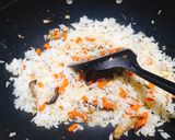รูปขั้นตอนการทำที่ 3 ของ ข้าวผัดแหนม กุนเชียง มั่ว ๆ แต่อร่อย