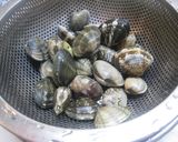A picture of step 1 of Tomato Pasta with Asari Clams and Bacon.