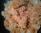 A picture of step 4 of Onion lovers ramen (vegetarian version option).