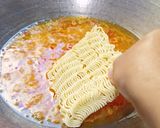 Foto langkah ke 3 dari resep Seblak Mie Simpel ala Rumahan.