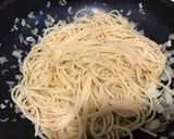 Foto del paso 4 de la receta Espaguetis con cebolla y aceite de oliva
