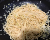 Foto del paso 4 de la receta: Espaguetis con cebolla y aceite de oliva