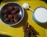 A picture of step 1 of Strawberry dates smoothies.