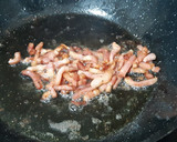 Foto del paso 2 de la receta: Huevo frito y espaguetis de calabacín al ajillo con bacon