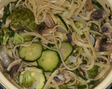 Foto del paso 2 de la receta: Fusión de verduras con pasta y crema deliciosa :) y rápida de preparar