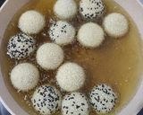 Foto langkah ke 5 dari resep Red Bean Sesame Balls.