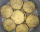 Foto langkah ke 4 dari resep Perkedel kentang dan sosis.