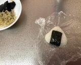 A picture of step 2 of Christmas Onigiri Rice Ball Wreath.