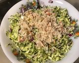 Une image de l'étape 8 de Salade de crabe au céleri, courgette, oignon rouge et olives noires.