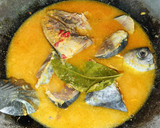 Foto langkah ke 4 dari resep Ikan Tongkol Bumbu Kuning Pedas.