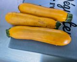 Une image de l'étape 3 de Travers de porc marinés aux courgettes jaunes, aubergine graffiti et tomates.