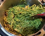 Foto langkah ke 7 dari resep Rosemary Chicken Pesto Spaghetti .