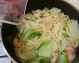 A picture of step 4 of Simple Salt-Flavored Pan-Steamed Udon Noodles with Chinese Cabbage and Shrimp.