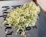 Une image de l'étape 3 de Salade de boulgour aux tomates, courgette, olives, persil et saucisses épicées.
