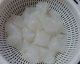 A picture of step 2 of Low-Carb Chewy Stir-fried Konnyaku.