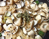 Foto del paso 3 de la receta: Sepia encebollada con almejas