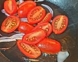 Foto del paso 1 de la receta: Provolone con rúcula, tomatines, cebolla roja grillados con miel